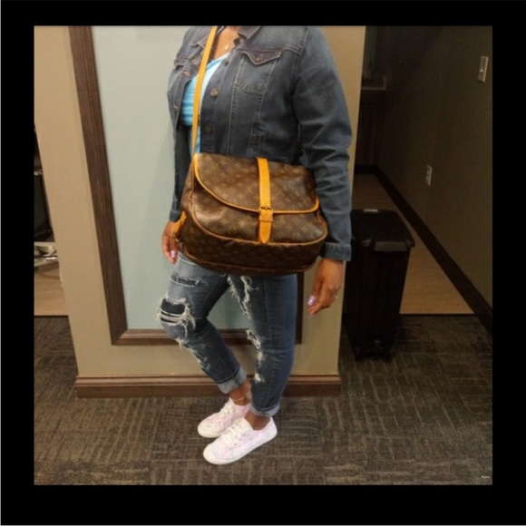 LOUIS VUITTON Saumur 35 Monogram
Messenger Crossbody Saddle Bag - Picture 7 of 13